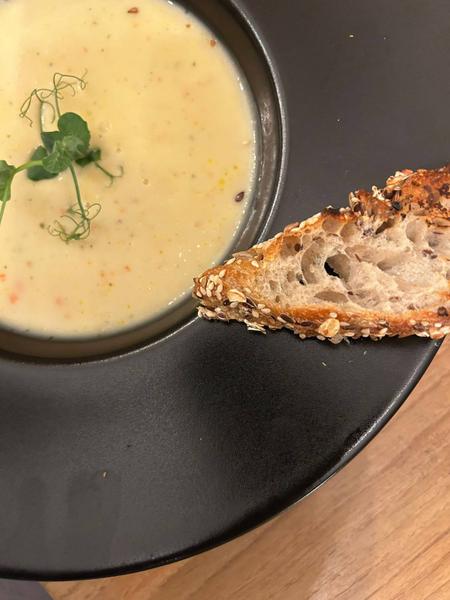 Supă Cremă de Usturoi Copt - Servită cu Cipsuri de Pâine Rustică